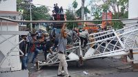 PAGAR utama gedung DPRD NTB di sebelah timur yang dirusak oleh massa pengunjuk rasa, Rabu (28/7/2021). Foto: rul PAGAR utama gedung DPRD NTB di sebelah timur yang dirusak oleh massa pengunjuk rasa, Rabu (28/7/2021). Foto: rul