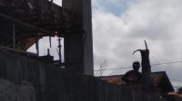 PEKERJA proyek Pasar Sukawati tertangkap kamera warga tidak memakai masker. Foto: ist PEKERJA proyek Pasar Sukawati tertangkap kamera warga tidak memakai masker. Foto: ist