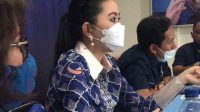 KETUA DPW Partai Nasdem Bali, Julie Sutrisno Laiskodat, dalam satu acara partai. Dia menginstruksi kader di Bali menyediakan paket sembako untuk disalurkan ke kaum marginal yang terdampak pandemi dan PPKM. Foto: Ist KETUA DPW Partai Nasdem Bali, Julie Sutrisno Laiskodat, dalam satu acara partai. Dia menginstruksi kader di Bali menyediakan paket sembako untuk disalurkan ke kaum marginal yang terdampak pandemi dan PPKM. Foto: Ist