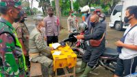 Petugas Satpol PP Klungkung menertibkan warga yang tidak disiplin prokes, Kamis
