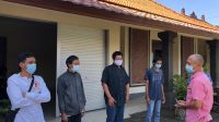 SEMARA Cipta (kanan) saat menyalurkan bantuan paket sembako ke Yayasan Pertuni dalam aksi sosial KPU Badung, Senin (26/7/2021). Kegiatan serupa akan dilakukan lagi menjelang HUT Kemerdekaan 17 Agustus 2021 mendatang. Foto: ist SEMARA Cipta (kanan) saat menyalurkan bantuan paket sembako ke Yayasan Pertuni dalam aksi sosial KPU Badung, Senin (26/7/2021). Kegiatan serupa akan dilakukan lagi menjelang HUT Kemerdekaan 17 Agustus 2021 mendatang. Foto: ist