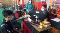 KEPALA SMA PGRI 2 Denpasar, I Komang Arta Saputra; bersama Wakasek Humas AA Ayu Seriati memantau pendaftaran siswa baru yang terus mengalir ke SMA PGRI 2 Denpasar. Foto: tra KEPALA SMA PGRI 2 Denpasar, I Komang Arta Saputra; bersama Wakasek Humas AA Ayu Seriati memantau pendaftaran siswa baru yang terus mengalir ke SMA PGRI 2 Denpasar. Foto: tra