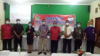 Plt. Kadisdikpora Kota Denpasar, IGN Eddy Mulya, bersama Ayu Sri Wahyuni, Nengah Madiadnyana dan para wakasek saat membuka workshop Review Kurikulum K-13 di SMP PGRI 2 Denpasar. Foto: tra Plt. Kadisdikpora Kota Denpasar, IGN Eddy Mulya, bersama Ayu Sri Wahyuni, Nengah Madiadnyana dan para wakasek saat membuka workshop Review Kurikulum K-13 di SMP PGRI 2 Denpasar. Foto: tra