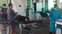 SUASANA teras Unit Gawat Darurat (UGD) RSUD Karangasem yang dipakai untuk merawat pasien umum kerena UGD dipenuhi pasien Corona. Foto: nad SUASANA teras Unit Gawat Darurat (UGD) RSUD Karangasem yang dipakai untuk merawat pasien umum kerena UGD dipenuhi pasien Corona. Foto: nad