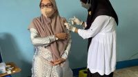 SALAH satu warga mengikuti kegiatan vaksinasi yang digelar di kantor DPW PAN NTB, Kamis (29/7/2021). Foto: rul SALAH satu warga mengikuti kegiatan vaksinasi yang digelar di kantor DPW PAN NTB, Kamis (29/7/2021). Foto: rul