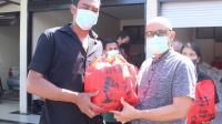 WAKIL Bupati Bangli, I Wayan Diar, menyerahkan paket sembako secara simbolis kepada masyarakat pembudidaya ikan yang terdampak semburan belerang Danau Batur, di rumah jabatan Bupati, Senin (26/7/2021). Foto: ist WAKIL Bupati Bangli, I Wayan Diar, menyerahkan paket sembako secara simbolis kepada masyarakat pembudidaya ikan yang terdampak semburan belerang Danau Batur, di rumah jabatan Bupati, Senin (26/7/2021). Foto: ist