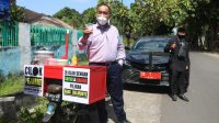 WAKIL Ketua DPRD NTB, Mori Hanafi (kiri), saat mengunjungi Lutfi Ramli, pedagang bakso cilok yang viral di medsos, Kamis (29/7/2021). Foto: rul WAKIL Ketua DPRD NTB, Mori Hanafi (kiri), saat mengunjungi Lutfi Ramli, pedagang bakso cilok yang viral di medsos, Kamis (29/7/2021). Foto: rul