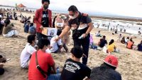 WANDHIRA saat membagikan masker bersama para mahasiswa dari Ikatan Mahasiswa Muhammadiyah di Pantai Sanur, beberapa waktu lalu. Foto: ist WANDHIRA saat membagikan masker bersama para mahasiswa dari Ikatan Mahasiswa Muhammadiyah di Pantai Sanur, beberapa waktu lalu. Foto: ist