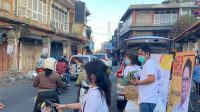 relawan demer RELAWAN Demer dalam Yayasan GSL membagikan “nasi jinggo Airlangga” kepada pedagang pasar dan warga yang melintas di depan Pasar Badung, Denpasar, Jumat (23/7/2021). Kegiatan ini digelar selama 10 hari di Buleleng dan Denpasar. Foto: Ist