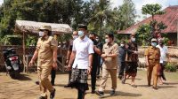 BUPATI Badung, Nyoman Giri Prasta; didampingi Sekda Wayan Adi Arnawa melaksanakan safari pemantauan penyaluran BLT QR Code dari dana APBD Kabupaten Badung di Kecamatan Petang, Senin (9/8/2021). Foto: ist BUPATI Badung, Nyoman Giri Prasta; didampingi Sekda Wayan Adi Arnawa melaksanakan safari pemantauan penyaluran BLT QR Code dari dana APBD Kabupaten Badung di Kecamatan Petang, Senin (9/8/2021). Foto: ist