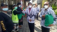 KETUA PGRI Kota Denpasar, I Ketut Suarya, bersama Rektor Universitas PGRI Mahadewa Indonesia, I Made Suarta, menyerahkan sembako kepada Satgas Covid-19 Kelurahan Tonja, Senin (9/8/2021). Foto: tra KETUA PGRI Kota Denpasar, I Ketut Suarya, bersama Rektor Universitas PGRI Mahadewa Indonesia, I Made Suarta, menyerahkan sembako kepada Satgas Covid-19 Kelurahan Tonja, Senin (9/8/2021). Foto: tra