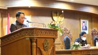 I Gusti Lanang Umbara saat membacakan pemandangan umum saat rapat paripurna DPRD Badung, Senin (23/8/2021). Foto: ist I Gusti Lanang Umbara saat membacakan pemandangan umum saat rapat paripurna DPRD Badung, Senin (23/8/2021). Foto: ist