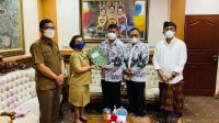 PENYERAHAN secara simbolis bantuan sosial oleh Ketua PGRI Kota Denpasar, I Ketut Suarya, saat melakukan audiensi dengan Wali Kota Denpasar, Senin (23/8/2021). Foto: ist PENYERAHAN secara simbolis bantuan sosial oleh Ketua PGRI Kota Denpasar, I Ketut Suarya, saat melakukan audiensi dengan Wali Kota Denpasar, Senin (23/8/2021). Foto: ist