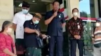 I Gusti Anom Gumanti bersama Bendesa Adat Kuta dan Pengurus LPD Kuta saat menenangkan masyarakat nasabah LPD Kuta. Foto: ist I Gusti Anom Gumanti bersama Bendesa Adat Kuta dan Pengurus LPD Kuta saat menenangkan masyarakat nasabah LPD Kuta. Foto: ist