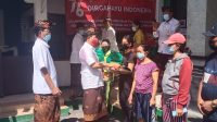 KADIS Koperasi dan UMKM Kota Denpasar, Made Erwin Suryadarma Sena; didampingi Ketua KSU Pemogan, I Dewa Bagus Putu Budha, menyerahkan paket sembako kepada masyarakat guna meringankan beban ekonomi di masa pandemi Civid-19, Kamis (5/8/2021). Foto: ist KADIS Koperasi dan UMKM Kota Denpasar, Made Erwin Suryadarma Sena; didampingi Ketua KSU Pemogan, I Dewa Bagus Putu Budha, menyerahkan paket sembako kepada masyarakat guna meringankan beban ekonomi di masa pandemi Civid-19, Kamis (5/8/2021). Foto: ist