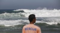 AIR laut di pesisir selatan Bali kembali mengalami pasang, Kamis (12/8/2021) pagi. Di Kuta, air laut meluber hingga ke jalan Pantai Kuta, yang jaraknya 5-7 meter dari bibir pantai. Foto: dok AIR laut di pesisir selatan Bali kembali mengalami pasang, Kamis (12/8/2021) pagi. Di Kuta, air laut meluber hingga ke jalan Pantai Kuta, yang jaraknya 5-7 meter dari bibir pantai. Foto: dok