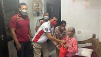 KADIS Koperasi UMKM Kota Denpasar, I Made Erwin Suryadarma; bersama Ketua Karang Taruna Kota Denpasar, I Ketut Ngurah Aryawan, menyerahkan bantuan sembako kepada penyandang disabilitas, Minggu (22/8/2021). Foto: ist KADIS Koperasi UMKM Kota Denpasar, I Made Erwin Suryadarma; bersama Ketua Karang Taruna Kota Denpasar, I Ketut Ngurah Aryawan, menyerahkan bantuan sembako kepada penyandang disabilitas, Minggu (22/8/2021). Foto: ist