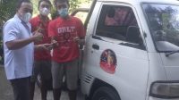 ANGGOTA DPRD Gianyar, I Nyoman Kandel, menyerahkan bantuan mobil bak terbuka untuk digunakan selama kegiatan keagamaan. Foto: adi ANGGOTA DPRD Gianyar, I Nyoman Kandel, menyerahkan bantuan mobil bak terbuka untuk digunakan selama kegiatan keagamaan. Foto: adi