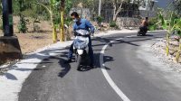 KOMISI II DPRD Klungkung meninjau aspal di ruas jalan Tanglad-Wates, Kecamatan Nusa Penida. Foto: ist KOMISI II DPRD Klungkung meninjau aspal di ruas jalan Tanglad-Wates, Kecamatan Nusa Penida. Foto: ist