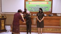 ACARA pisah-sambut Kajari Klungkung dari Rosalina Sidabariba kepada Shirley Manutede di Praja Mandala, kantor Bupati Klungkung, Kamis (5/8/2021). Foto: ist ACARA pisah-sambut Kajari Klungkung dari Rosalina Sidabariba kepada Shirley Manutede di Praja Mandala, kantor Bupati Klungkung, Kamis (5/8/2021). Foto: ist