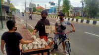 AKSI bagi nasi bungkus gratis kepada pengguna jalan di Nusa Dua, Kuta Selatan, Badung, Selasa (3/8/2021). Foto: ist AKSI bagi nasi bungkus gratis kepada pengguna jalan di Nusa Dua, Kuta Selatan, Badung, Selasa (3/8/2021). Foto: ist