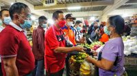 BUPATI Karangasem, I Gede Dana, saat membagikan masker kepada pedagang di pasar. Pemkab Karangasem berencana menambah anggaran di APBD Perubahan tahun 2021 untuk penanganan isolasi terpusat (isoter). Foto: ist BUPATI Karangasem, I Gede Dana, saat membagikan masker kepada pedagang di pasar. Pemkab Karangasem berencana menambah anggaran di APBD Perubahan tahun 2021 untuk penanganan isolasi terpusat (isoter). Foto: ist