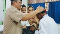BAMBANG Kristiono (HBK) bersama istri saat memberi santunan kepada anak yatim di Pulau Lombok, beberapa waktu lalu. Foto: rul BAMBANG Kristiono (HBK) bersama istri saat memberi santunan kepada anak yatim di Pulau Lombok, beberapa waktu lalu. Foto: rul