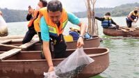PENEBARAN bibit ikan di Danau Tamblingan, Buleleng. Foto: rik PENEBARAN bibit ikan di Danau Tamblingan, Buleleng. Foto: rik