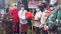 BUPATI Bangli, Sang Nyoman Sedana Arta, menyerahkan paket sembako diterima oleh Bendesa Adat Tamanbali. Foto: ist BUPATI Bangli, Sang Nyoman Sedana Arta, menyerahkan paket sembako diterima oleh Bendesa Adat Tamanbali. Foto: ist