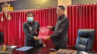 BUPATI Bangli, Sang Nyoman Sedana Arta, menyerahkan pendapat akhir kepala daerah diterima Wakil Ketua DPRD Bangli, I Nyoman Budiada, pada sidang paripurna DPRD Bangli, Selasa (10/8/2021). Foto: ist BUPATI Bangli, Sang Nyoman Sedana Arta, menyerahkan pendapat akhir kepala daerah diterima Wakil Ketua DPRD Bangli, I Nyoman Budiada, pada sidang paripurna DPRD Bangli, Selasa (10/8/2021). Foto: ist