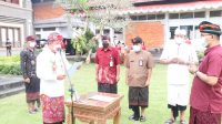 BUPATI Bangli, Sang Nyoman Sedana Arta, saat melantik dan mengambil sumpah 29 pejabat struktural di lingkungan RSU Bangli di halaman kantor Bupati Bangli, Jumat (27/8/2021). Foto: ist BUPATI Bangli, Sang Nyoman Sedana Arta, saat melantik dan mengambil sumpah 29 pejabat struktural di lingkungan RSU Bangli di halaman kantor Bupati Bangli, Jumat (27/8/2021). Foto: ist