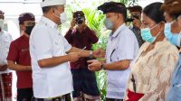 BUPATI Gianyar, Made Mahayastra, menyerahkan bantuan stimulus kepada pedagang Pasar Blahbatuh. Foto: adi BUPATI Gianyar, Made Mahayastra, menyerahkan bantuan stimulus kepada pedagang Pasar Blahbatuh. Foto: adi