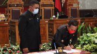 BUPATI Karangasem, I Gede Dana, dan Ketua DPRD Karangasem, I Wayan Suastika, menandatanganan Nota Kesepakatan antara Bupati dengan Pimpinan DPRD tentang KUA dan PPAS 2022 pada sidang paripurna DPRD Karangasem, Senin (16/8/2021). Foto: ist BUPATI Karangasem, I Gede Dana, dan Ketua DPRD Karangasem, I Wayan Suastika, menandatanganan Nota Kesepakatan antara Bupati dengan Pimpinan DPRD tentang KUA dan PPAS 2022 pada sidang paripurna DPRD Karangasem, Senin (16/8/2021). Foto: ist