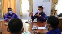BUPATI Suwirta memimpin rapat penataan sembilan objek wisata andalan di Nusa Penida, Selasa (24/8/2021). Foto: ist BUPATI Suwirta memimpin rapat penataan sembilan objek wisata andalan di Nusa Penida, Selasa (24/8/2021). Foto: ist