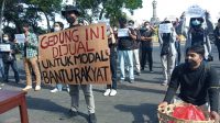 PULUHAN mahasiswa yang tergabung dalam Badan Eksekutif Mahasiswa (BEM) Universitas Udayana bersama Aliansi BEM Se-Bali menggelar aksi damai di depan Kantor Gubernur Bali, Senin (23/8/2021). Foto: ist PULUHAN mahasiswa yang tergabung dalam Badan Eksekutif Mahasiswa (BEM) Universitas Udayana bersama Aliansi BEM Se-Bali menggelar aksi damai di depan Kantor Gubernur Bali, Senin (23/8/2021). Foto: ist