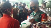 DANDIM 1619 Tabanan Letkol Inf. Ferry Adianto saat menyerahkan secara