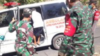 DANRAMIL 08/Kubu, Kapten Inf. I Ketut Sukrada, bersama Babinsa dan Bhabinkamtibmas menjemput warga positif Covid-19 yang masih menjalani isolasi mandiri (isoman) menuju ke tempat isolasi terpusat (isoter). Foto: ist DANRAMIL 08/Kubu, Kapten Inf. I Ketut Sukrada, bersama Babinsa dan Bhabinkamtibmas menjemput warga positif Covid-19 yang masih menjalani isolasi mandiri (isoman) menuju ke tempat isolasi terpusat (isoter). Foto: ist