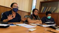 DAP Sri Wigunawati tengah menjelaskan persiapan webinar membahas masalah laten dalam pengelolaan LPD di Bali, Selasa (17/8/2021). Foto: hen DAP Sri Wigunawati tengah menjelaskan persiapan webinar membahas masalah laten dalam pengelolaan LPD di Bali, Selasa (17/8/2021). Foto: hen