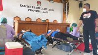 KETUA KPU Bali, I Dewa Agung Gede Lidartawan, memantau proses donor darah di KPU Bali, Rabu (25/8/2021). Foto: hen KETUA KPU Bali, I Dewa Agung Gede Lidartawan, memantau proses donor darah di KPU Bali, Rabu (25/8/2021). Foto: hen