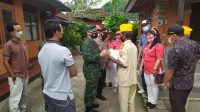 DANDIM 1619/Tabanan Letkol Inf. Ferry Adianto secara simbolis menyerahkan bantuan sembako kepada veteran dan lansia, di Banjar Ole, Desa Marga Dauh Puri, Kecamatan Marga, Selasa (24/8/2021). Foto: ist DANDIM 1619/Tabanan Letkol Inf. Ferry Adianto secara simbolis menyerahkan bantuan sembako kepada veteran dan lansia, di Banjar Ole, Desa Marga Dauh Puri, Kecamatan Marga, Selasa (24/8/2021). Foto: ist