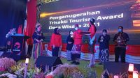 DESA Pujungan, Kecamatan Pupuan, Tabanan, meraih penghargaan Trisakti Tourism Award 2021. Penghargaan tersebut diterimakan kepada Asisten Perekonomian dan Pembangunan, I Wayan Kotio, di Jakarta, baru-baru ini. Foto: ist DESA Pujungan, Kecamatan Pupuan, Tabanan, meraih penghargaan Trisakti Tourism Award 2021. Penghargaan tersebut diterimakan kepada Asisten Perekonomian dan Pembangunan, I Wayan Kotio, di Jakarta, baru-baru ini. Foto: ist