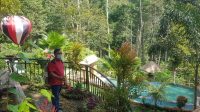 KETUA DPRD Gianyar menyemprotkan disinfektan organik Eco Enzyme di Pade Wareg Eco Park. Foto: adi KETUA DPRD Gianyar menyemprotkan disinfektan organik Eco Enzyme di Pade Wareg Eco Park. Foto: adi