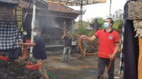 ANGGOTA DPRD Bali, AA Wira Mantara; dan anggota DPRD Gianyar, Wayan Gede Pradnyana, menyemprotkan eco enzyme di Pura Besi Desa Lebih, Gianyar. Foto: adi ANGGOTA DPRD Bali, AA Wira Mantara; dan anggota DPRD Gianyar, Wayan Gede Pradnyana, menyemprotkan eco enzyme di Pura Besi Desa Lebih, Gianyar. Foto: adi