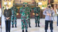 GUBERNUR Bali, Wayan Koster; mendampingi Panglima TNI Marsekal TNI Hadi Tjahjanto; dan Kapolri Jenderal Polisi Listyo Sigit Prabowo, saat memberi keterangan pers di Inna Grand Bali Beach Hotel, Sanur, Minggu (29/8/2021). Foto: ist GUBERNUR Bali, Wayan Koster; mendampingi Panglima TNI Marsekal TNI Hadi Tjahjanto; dan Kapolri Jenderal Polisi Listyo Sigit Prabowo, saat memberi keterangan pers di Inna Grand Bali Beach Hotel, Sanur, Minggu (29/8/2021). Foto: ist