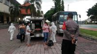 WARGA yang terkonfirmasi Covid-19 dijemput dari GOR Swecapura, Gelgel untuk menjalani isoter, Rabu (18/8/2021). Foto: ist WARGA yang terkonfirmasi Covid-19 dijemput dari GOR Swecapura, Gelgel untuk menjalani isoter, Rabu (18/8/2021). Foto: ist