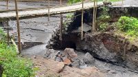 JEMBATAN bambu yang dibangun warga Lingkungan Tegallalang, Kelurahan Kawan, lagi hancur dihantam banjir bandang. Foto: ist JEMBATAN bambu yang dibangun warga Lingkungan Tegallalang, Kelurahan Kawan, lagi hancur dihantam banjir bandang. Foto: ist