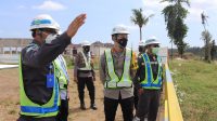 KAPOLRES Buleleng, AKBP Andrian Pramudianto, mendatangi proyek bendungan Tamblang di Desa Sawan, untuk mengecek personel bertugas mengamankan gudang handak pada proyek tersebut. Foto: rik KAPOLRES Buleleng, AKBP Andrian Pramudianto, mendatangi proyek bendungan Tamblang di Desa Sawan, untuk mengecek personel bertugas mengamankan gudang handak pada proyek tersebut. Foto: rik
