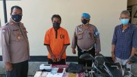 KAPOLSEK Marga AKP I Nyoman Suadi (kiri) menggeber kasus pencurian berikut tersangka dan sejumlah barang bukti terkait, Jumat (6/8/2021). Foto: ist KAPOLSEK Marga AKP I Nyoman Suadi (kiri) menggeber kasus pencurian berikut tersangka dan sejumlah barang bukti terkait, Jumat (6/8/2021). Foto: ist