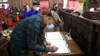 KETUA DPRD Klungkung, Anak Agung Gde Anom, menandatangani Nota Kesepakatan KUA dan PPAS Anggaran Tahun Induk 2022 di Ruang Sabha Nawa Natya, Kantor DPRD Klungkung, Senin (23/8/2021). Foto: ist KETUA DPRD Klungkung, Anak Agung Gde Anom, menandatangani Nota Kesepakatan KUA dan PPAS Anggaran Tahun Induk 2022 di Ruang Sabha Nawa Natya, Kantor DPRD Klungkung, Senin (23/8/2021). Foto: ist