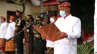 KETUA DPRD Kabupaten Klungkung, AA Gde Anom, membacakan naskah Proklamasi di Hari Kemerdekaan Republik Indonesia ke-76 di halaman belakang kantor Bupati Klungkung, Selasa (17/8/2021). Foto: ist KETUA DPRD Kabupaten Klungkung, AA Gde Anom, membacakan naskah Proklamasi di Hari Kemerdekaan Republik Indonesia ke-76 di halaman belakang kantor Bupati Klungkung, Selasa (17/8/2021). Foto: ist